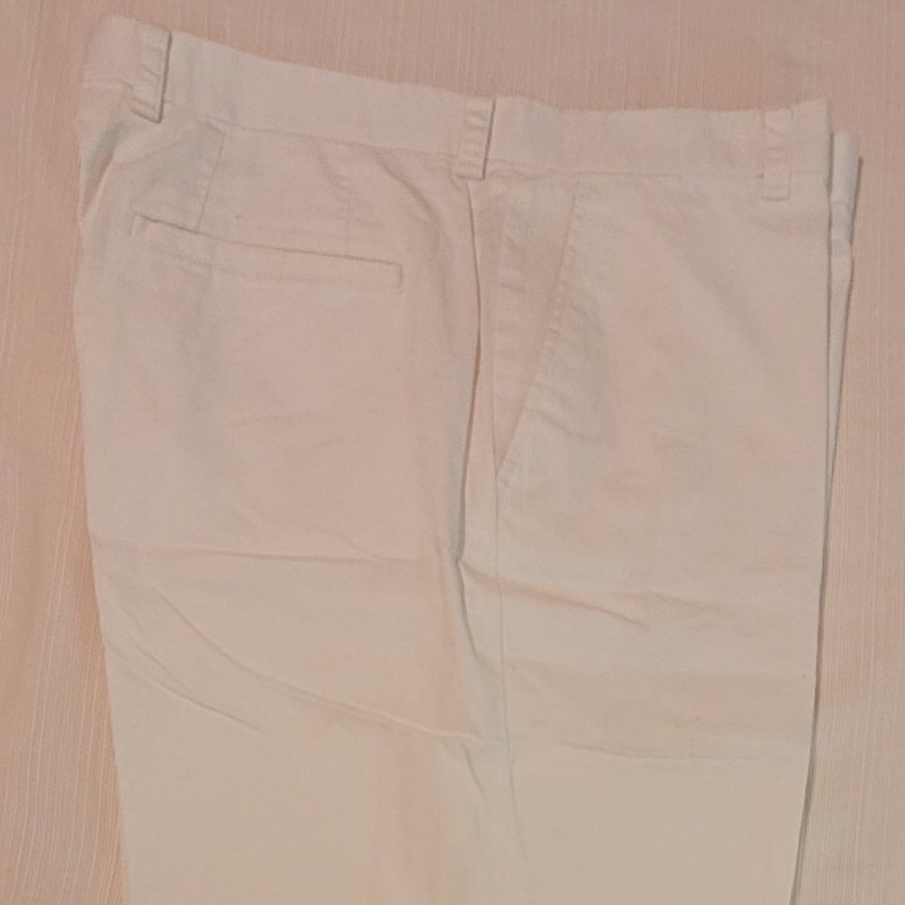 Bobby Jones Whiite Bermuda Shorts.  Flat Front.  Size 35.  EEUC.